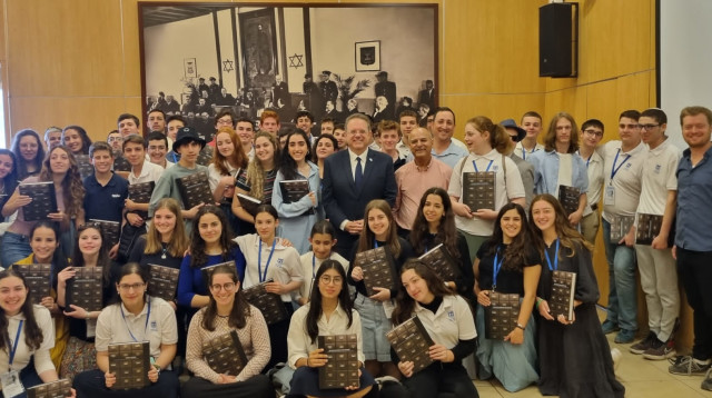 מתמודדי חידון התנ"ך העולמי לנוער (צילום: ההסתדרות הציונית העולמית)