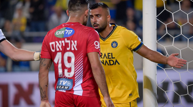 שחר פיבן שחקן מכבי תל אביב מול שי אליאס שחקן הפועל תל אביב (צילום: אריאל שלום)