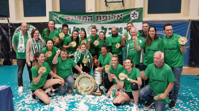 יש אליפות. שחקניות מכבי חיפה (צילום: אתר רשמי, איגוד הכדורעף)