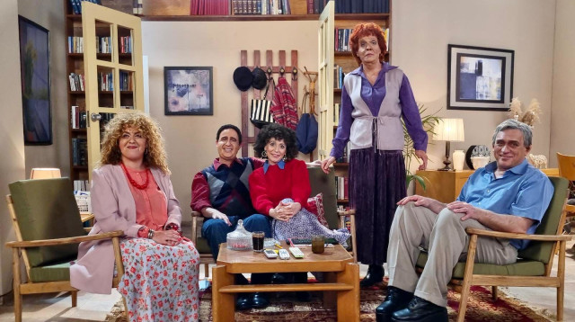 צוות ארץ נהדרת במערכון על "קרובים קרובים" (צילום: קשת 12)