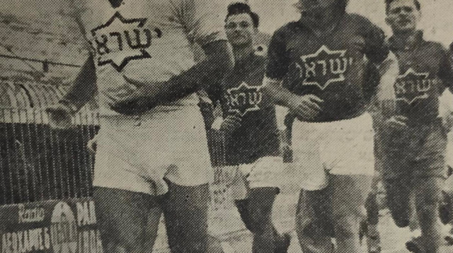 אברהם בנדורי (משמאל) במדי נבחרת ישראל (צילום: ארכיון)