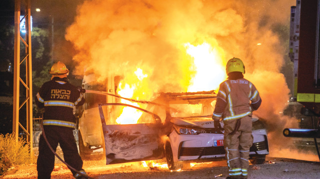 רכב משטרתי עולה באש במהלך הפרעות בלוד, "שומר החומות" (צילום: יוסי אלוני, פלאש 90)