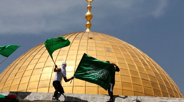 מפגינים עם דגלי חמאס באל-אקצא (צילום: REUTERS/Ammar Awad)