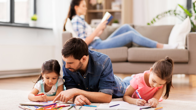 הורים וילדים משחקים בסלון, אילוסטרציה (צילום: אינגאימג')