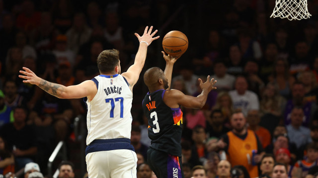 שחקן פיניקס סאנס כריס פול קולע תחת שמירה של שחקן דאלאס מאבריקס לוקה דונצ'יץ' (צילום: רויטרס)