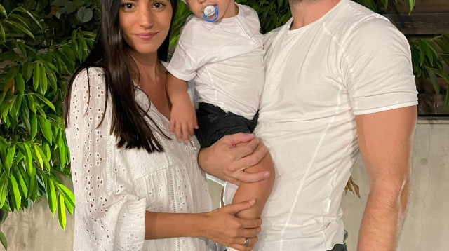 הגיע לישראל כרווק ויצא עם משפחה. דויד סולארי עם אשתו והבן ריו (צילום: באדיבות המצולמים)