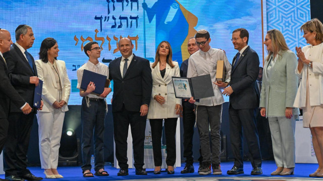 ראש הממשלה נפתלי בנט, ונשיא המדינה יצחק הרצוג בחידון התנ"ך (צילום: קובי גדעון, לע"מ)