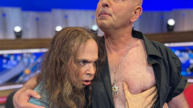 תקרית הכסא של אמיר חצרוני, מתוך ספיישל "ארץ נהדרת" (צילום: קשת 12)