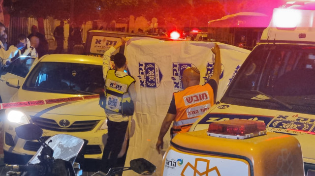 זירת הפיגוע באלעד  (צילום: אלון חכמון)