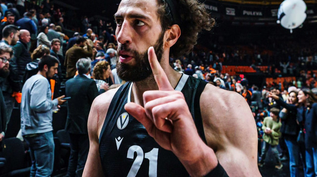 הכוכבים האחרים בני 36-34, ובבולוניה סימנו אותו כפרנצ'ייז פלייר. טוקו שנגליה (צילום: אתר רשמי, הטוויטר של וירטוס בולוניה)