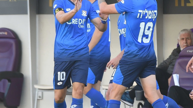 שחקני סקציה נס ציונה חוגגים עם דודו ביטון (צילום: ברני ארדוב)