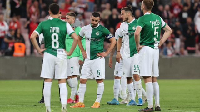 קריאת השכמה. שחקני חיפה בסיום (צילום: לירון מולדובן)