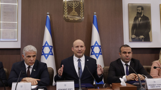 נפתלי בנט ויאיר לפיד בישיבת הממשלה (צילום: אוליבייה פיטוסי, פלאש 90)