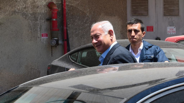 בנימין נתניהו בדרכו לישיבת האופוזיציה (צילום: אבשלום ששוני)