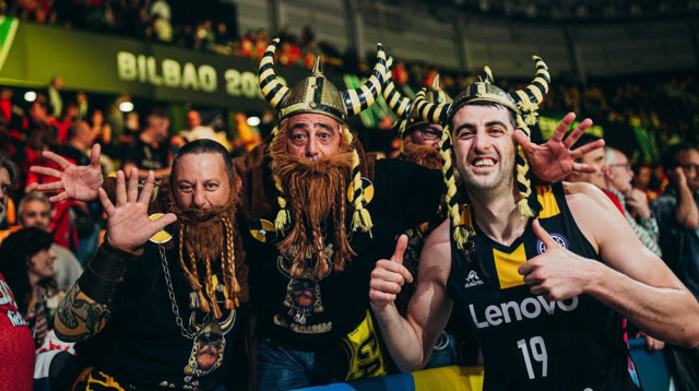 שלוש בחירות רצופות לחמישיית העונה, אבל גביע עדיין אין לו. שרמדיני עם האוהדים בבילבאו (צילום: אתר רשמי, ליגת האלופות)