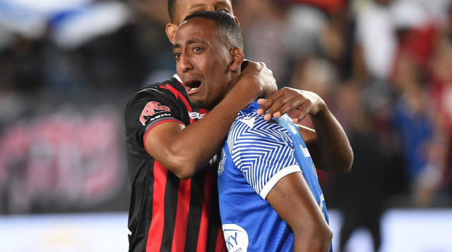 סולומון דניאל שחקן הפועל ירושלים מנחם את אחיו שלו דניאל שחקן מכבי פתח תקוה (צילום: ברני ארדוב)