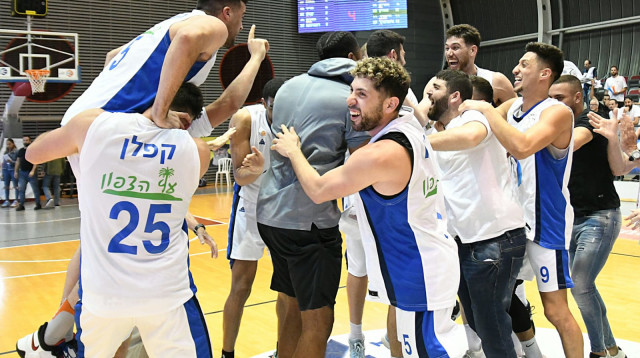 שחקני עירוני קרית אתא חוגגים (צילום: אתר רשמי, לימור מלינוף)