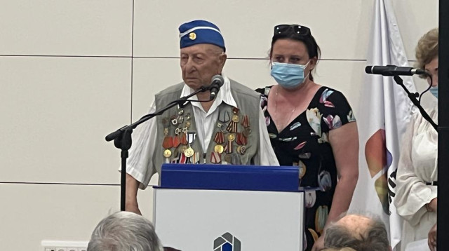 סמיון בטקס שערכה עמיגור לדיירי בתי גיל הזהב, ניצולי השואה (צילום: עמיגור)