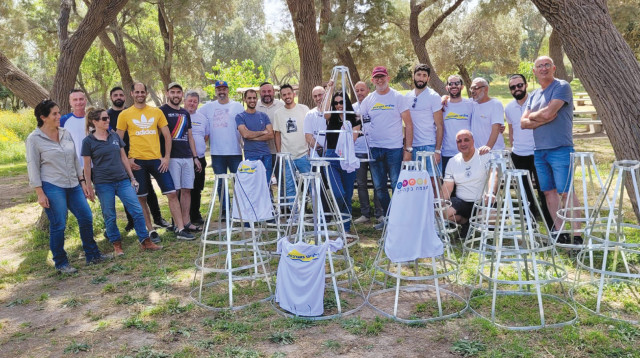 עובדי אלביט והכלובים צילום אלביט (צילום: באדיבות אלביט)