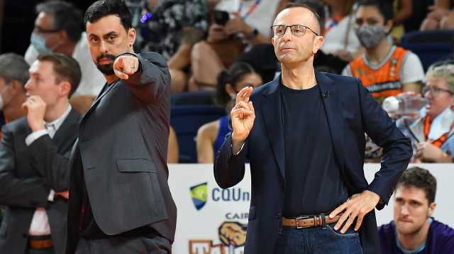 מאמן ניו זילנד ברייקרס דן שמיר עם מודי מאור (צילום: GettyImages, Albert Perez)