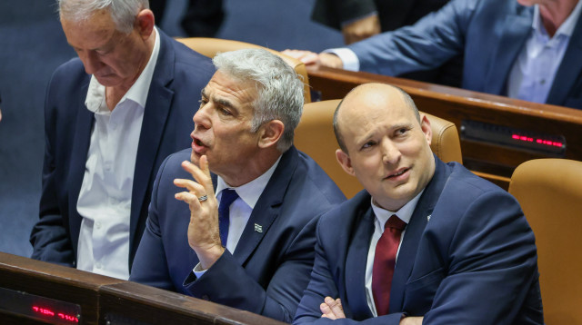 בנט, לפיד וגנץ במליאת הכנסת (צילום: נועם מושקוביץ, דוברות הכנסת)