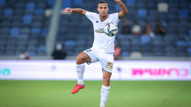 עידו לוי שחקן הפועל חדרה (צילום: מאור אלקסלסי)