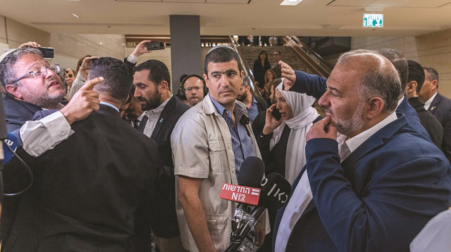 בן גביר מתעמת עם מנסור עבאס, צילום אוליבייה פיטוסי, פלאש 90, F220511OF54 (צילום: אוליבייה פיטוסי, פלאש 90)