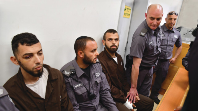 המחבלים מאלעד בבית המשפט (צילום: אבשלום ששוני)