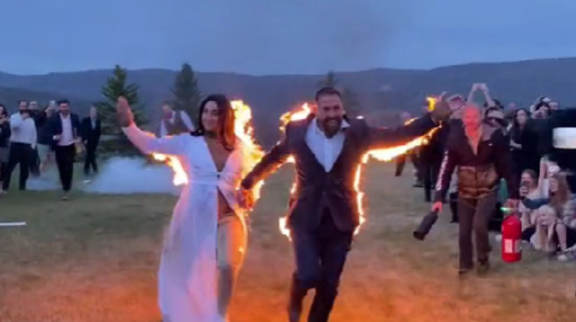 זוג פעלולנים נכנסו לחופה כשהם בוערים (צילום: צילום מסך טיקטוק)