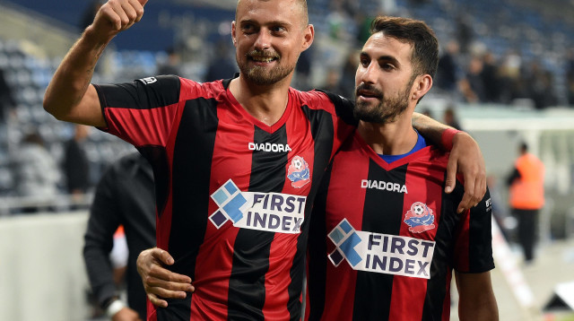 גבריאל תמאש שחקן הפועל חיפה עם אלון תורג'מן (צילום: ברני ארדוב)