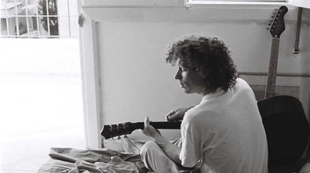 ירמי קפלן בדירה בתל אביב 1990 (צילום: דינה קרטיס)