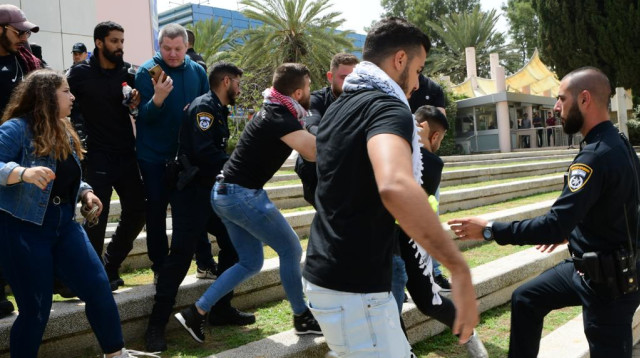 מהומות אלימות בהפגנה בשערי אוניברסיטת תל אביב (צילום: אבשלום ששוני)