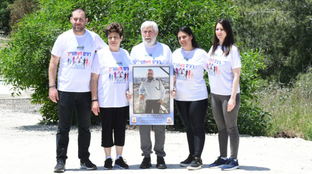 מימין לשמאל: האחות ויויאן, החברה שני, האבא ג'ריס, האמא סאמיה והאח מייקל (צילום: ישראל פרץ)