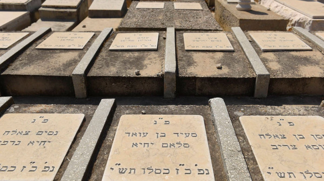 קברים של ילדי תימן בבית העלמין בסגולה (צילום: ראובן קסטרו, וואלה!)