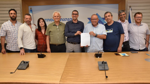 חתימת ההסכם הקיבוצי החדש בין ההסתדרות לאוצר (צילום: דוברות ההסתדרות)