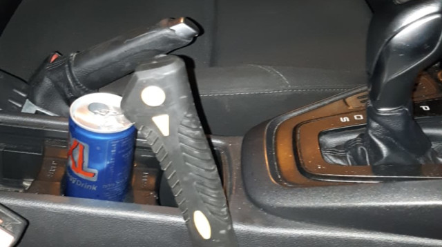 הגרזן ברכבו של החשוד (צילום: דוברות המשטרה)