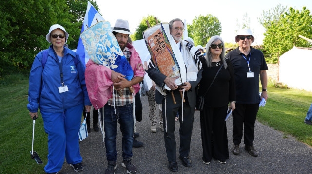 ספר התורה ששרד את השואה בצ'כיה (צילום: דייל בלוסטיין)