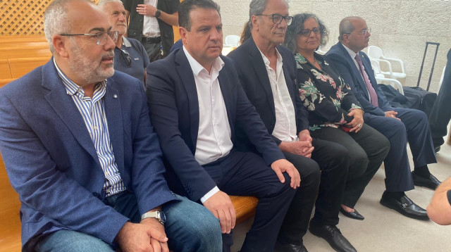 חברי הרשימה המשותפת ומוחמד בכרי (צילום: דוברות הרשימה המשותפת)