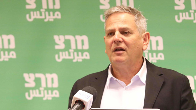 שר הבריאות ניצן הורוביץ בפתח ישיבת הסיעה (צילום: מרק ישראל סלם)