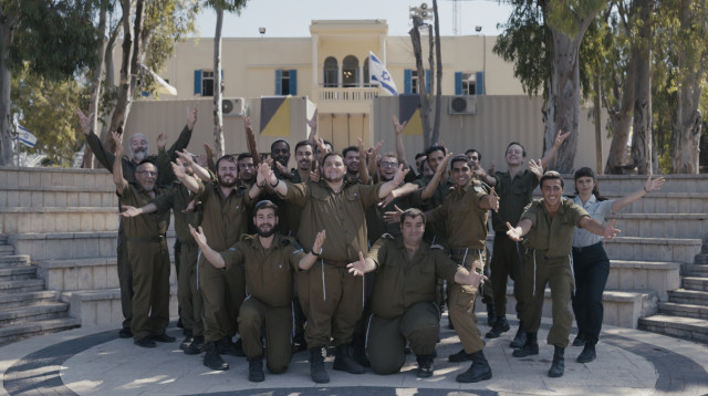 קאסט הסדרה "שישו ושמחו" (צילום: איציק פורטל, מתוך "שישו ושמחו", כאן 11)