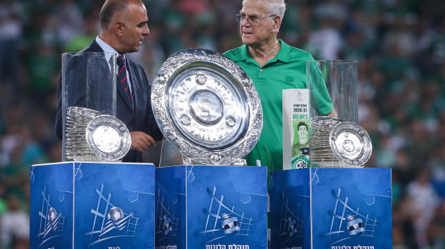 בעלי מכבי חיפה יעקב שחר עם יו"ר מנהלת הליגה ארז כלפון ליד צלחת האליפות (צילום: מאור אלקסלסי)