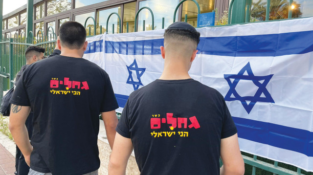 הדגלים במסעדת הבשרים (צילום: פרטי)