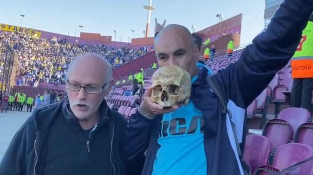 הגולגולת לא עזרה בסוף. אוהד ראסינג עם "סבו" (צילום: צילום מסך, צילום מסך)