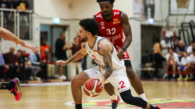 רטין אובסוהאן, הפועל ירושלים שומר על לונדון פראנטס, הפועל גלבוע גליל (צילום: מאור אלקסלסי)