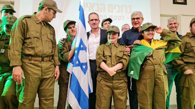 מימין לשמאל: אלוף במיל גבי אופיר מנכל אלמה ליאור דיין ומתגייסי צוות אלמה בבא"ח גבעתי (צילום: יוני רייף)