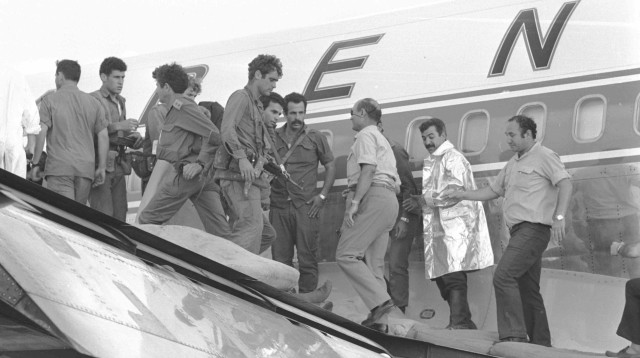 משה דיין עולה למטוס סבנה לאחר שחרור החטופים (צילום: רון אילן, דובר צה"ל,באדיבות ארכיון צה"ל במשרד הביטחון)