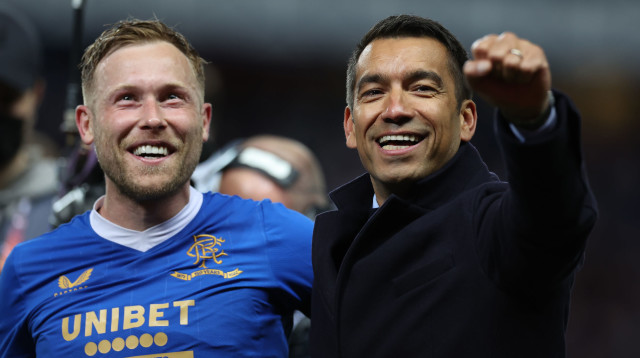 מאמן ריינג'רס ג'ובאני ואן ברונקהורסט עם סקוט ארפילד (צילום: GettyImages, Ian MacNicol)