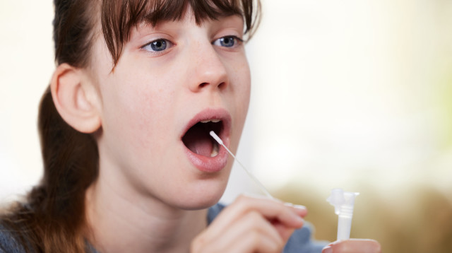 בלעה בטעות את המטוש, אילוסטרציה (צילום: אינג'אימג')