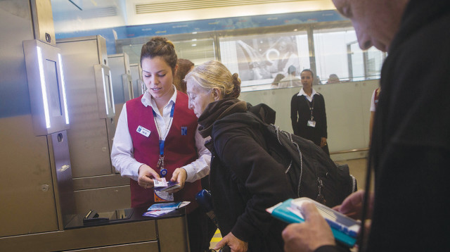 ביקורת דרכונים (צילום: מרים אלסטר, פלאש 90)