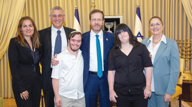 הרצוג מקבל את המדד השנתי מנציגי אקים (צילום: ארז חרודי)